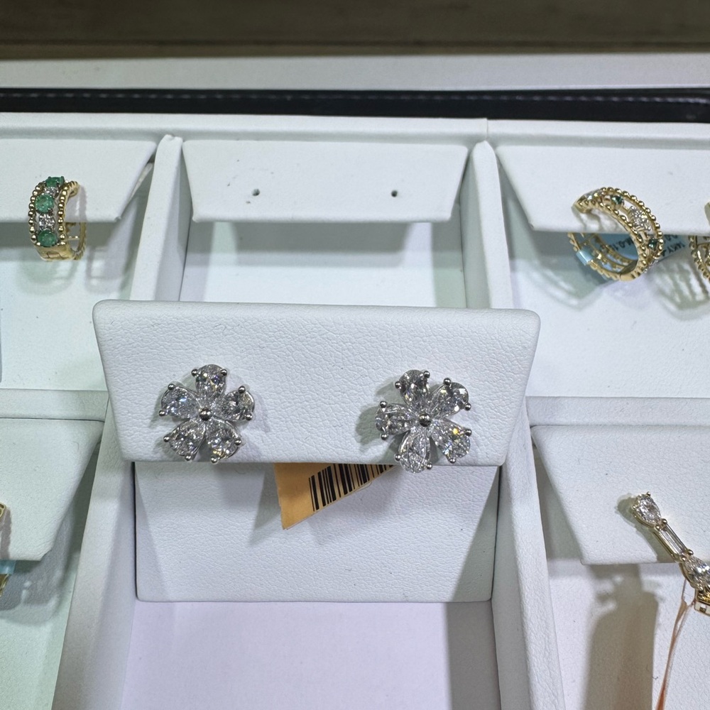 NEW 14KT Elegant Floral Stud Earrings in white gold & LAB-Grown Diamond